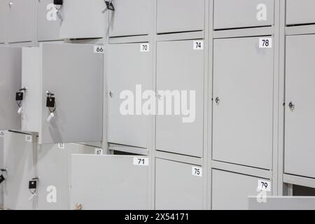 Rangement de bagages en métal dans le centre commercial. Casiers sûrs dans un lieu public. Vestiaire avec boîtes numérotées. Sécurité privée dans un supermarché. Sécurisé dans la salle de gym. Banque D'Images