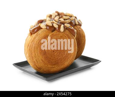 Croissants ronds avec pâte de chocolat et noix isolés sur blanc. Pâte feuilletée savoureuse Banque D'Images