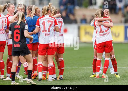 Leverkusen, Deutschland. 04 mai 2024. firo : 04.05.2024, football, football, 1. League, Google Pixel Bundesliga féminine, saison 2023/2024, Bayer 04 Leverkusen - FC Bayern Munich Katharina Naschenweng (FC Bayern Munich) et Ana Maria Guzman (FC Bayern Munich) finale jubilation, émotion, acclamations, champion, trophée du championnat, championnat, rires, rires, crédit : dpa/Alamy Live News Banque D'Images