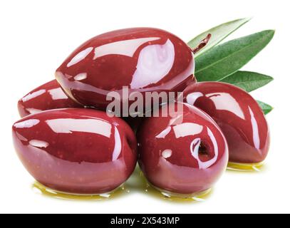 Olives Kalamata dans une flaque d'huile d'olive isolées sur fond blanc. Banque D'Images