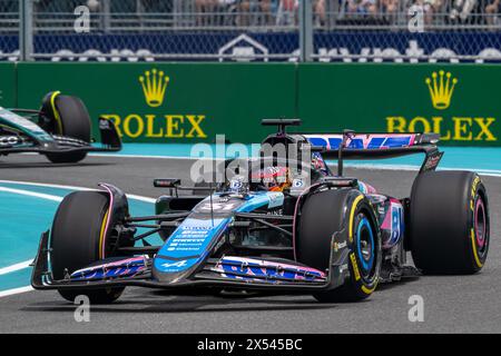 MIAMI, FLORIDE - 04 MAI : Esteban Ocon, Alpine A523 lors des qualifications avant le Grand Prix de F1 de Miami à Miami International Autodrome le 04 mai 2024 à Miami, Floride. (Photo de Michael Potts/BSR Agency) crédit : BSR Agency/Alamy Live News Banque D'Images