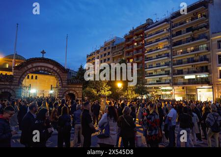 Thessalonique, Grèce - 03 mai 2024 : rassemblement de la foule devant une église orthodoxe chrétienne un vendredi Saint attendant d'assister à la commémoration de décoré de fleurs Epitafios. Banque D'Images