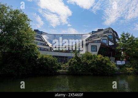 Londres - 06 04 2022 : la Bridge Academy du Regent's canal près de Haggerston Rd Banque D'Images