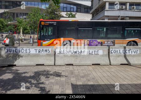 Marseille, France. 06 mai 2024. Collages activistes pour la défense des personnes trans à Marseille, France, le 06 mai 2024. Photo de Laurent Coust/ABACAPRESS. COM Credit : Abaca Press/Alamy Live News Banque D'Images