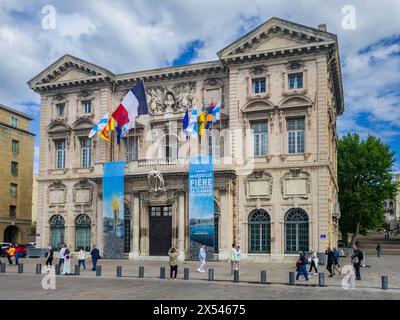 Marseille, France. 06 mai 2024. Façade de la mairie de Marseille décorée aux couleurs des Jeux Olympiques de Paris 2024 à Marseille, France, le 06 mai 2024. Photo de Laurent Coust/ABACAPRESS. COM Credit : Abaca Press/Alamy Live News Banque D'Images