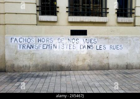 Marseille, France. 06 mai 2024. Collages activistes pour la défense des personnes trans à Marseille, France, le 06 mai 2024. Photo de Laurent Coust/ABACAPRESS. COM Credit : Abaca Press/Alamy Live News Banque D'Images