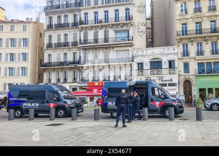 Marseille, France. 06 mai 2024. Le personnel militaire sécurise l’accès au Vieux-Port avant l’arrivée de la flamme olympique à Marseille, France, le 6 mai 2024. Photo de Laurent Coust/ABACAPRESS. COM Credit : Abaca Press/Alamy Live News Banque D'Images