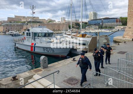 Marseille, France. 06 mai 2024. Les policiers sécurisent l’accès au Vieux-Port avant l’arrivée de la flamme olympique à Marseille, France, le 06 mai 2024. Photo de Laurent Coust/ABACAPRESS. COM Credit : Abaca Press/Alamy Live News Banque D'Images