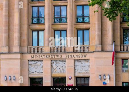 Plan large de la façade du bâtiment du ministère polonais des Finances à Varsovie, avec le nom du ministère écrit en lettres métalliques. Banque D'Images