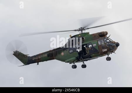 Vue sur un hélicoptère aérospatiale sa-330B Puma de l'Armée française pour un exercice de largage des membres du RAID par hélicoptère sur le toit d'un bâtiment. Banque D'Images