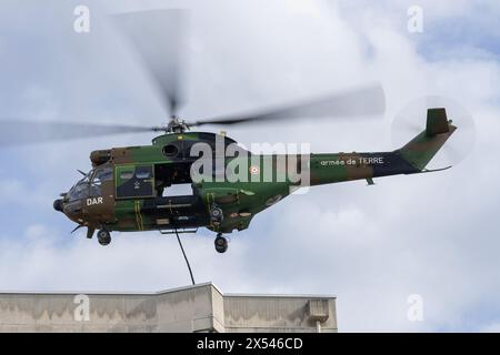 Vue sur un hélicoptère aérospatiale sa-330B Puma de l'Armée française pour un exercice de largage des membres du RAID par hélicoptère sur le toit d'un bâtiment. Banque D'Images