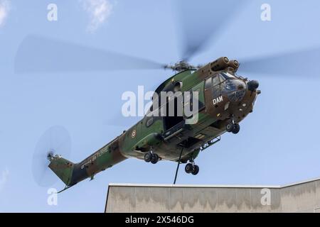 Vue sur un hélicoptère aérospatiale sa-330B Puma de l'Armée française pour un exercice de largage des membres du RAID par hélicoptère sur le toit d'un bâtiment. Banque D'Images