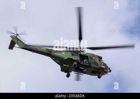 Vue sur un hélicoptère aérospatiale sa-330B Puma de l'Armée française pour un exercice de largage des membres du RAID par hélicoptère sur le toit d'un bâtiment. Banque D'Images