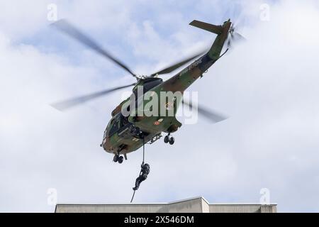 Vue sur un hélicoptère aérospatiale sa-330B Puma de l'Armée française pour un exercice de largage des membres du RAID par hélicoptère sur le toit d'un bâtiment. Banque D'Images