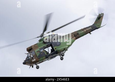 Vue sur un hélicoptère aérospatiale sa-330B Puma de l'Armée française pour un exercice de largage des membres du RAID par hélicoptère sur le toit d'un bâtiment. Banque D'Images