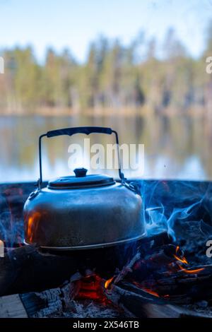 La bouilloire du camp est chauffée sur un feu de joie. Randonnée, concept de voyage. Banque D'Images