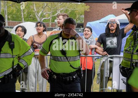 Boston, États-Unis. 6 mai 2024. Les manifestants affrontent la police lors d'une manifestation pro-palestinienne sur le campus du Massachusetts Institute of Technology à Cambridge, Massachusetts, États-Unis, le 6 mai 2024. Crédit : Ziyu Julian Zhu/Xinhua/Alamy Live News Banque D'Images