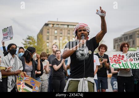 Boston, États-Unis. 6 mai 2024. Des manifestants scandent des slogans lors d'une manifestation pro-palestinienne sur le campus du Massachusetts Institute of Technology à Cambridge, Massachusetts, États-Unis, le 6 mai 2024. Crédit : Ziyu Julian Zhu/Xinhua/Alamy Live News Banque D'Images