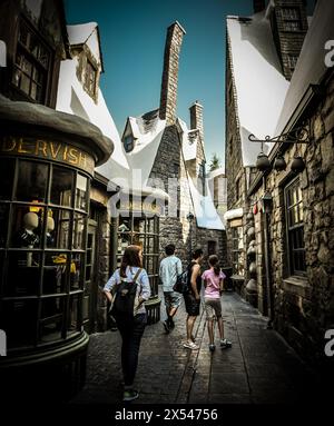 Ruelles étroites du village de Hogsmeade dans le monde des sorciers de Harry Potter dans Universal Studios Hollywood - Los Angeles, Californie Banque D'Images