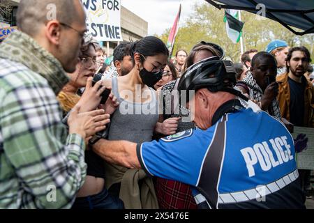 Boston, États-Unis. 6 mai 2024. Les manifestants affrontent la police lors d'une manifestation pro-palestinienne sur le campus du Massachusetts Institute of Technology à Cambridge, Massachusetts, États-Unis, le 6 mai 2024. Crédit : Ziyu Julian Zhu/Xinhua/Alamy Live News Banque D'Images