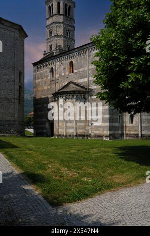 Église romane de Côme Santa Maria del Tiglio à Gravedona en Lombardie, Italie. Il a été construit dans la seconde moitié du 12ème siècle en marbre blanc Musso et pierre noire Olcio et se trouve à côté de l'église paroissiale de San Vincenzo près de la rive du lac de Côme. Banque D'Images