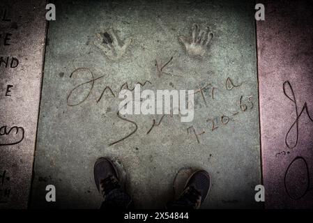 Debout par Frank Sinatra empreintes de main dans le parvis du Grauman's Chinese Theatre - Los Angeles, Californie Banque D'Images