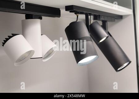Projecteurs modernes blancs et noirs. Industrie Banque D'Images