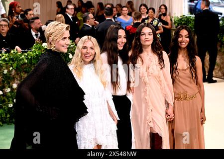 Greta Gerwig, Sienna Miller, Chemena Kamali, Emma Mackey et Zoe Saldana participant au Metropolitan Museum of Art costume Institute bénéficient du Gala 2024 à New York, États-Unis. Date de la photo : lundi 6 mai 2024. Banque D'Images