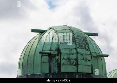 Dômes de télescope en cuivre vert à l'observatoire de Herstmonceux, château de Herstmonceux, East Sussex Banque D'Images