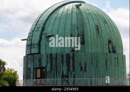 Dômes de télescope en cuivre vert à l'observatoire de Herstmonceux, château de Herstmonceux, East Sussex Banque D'Images