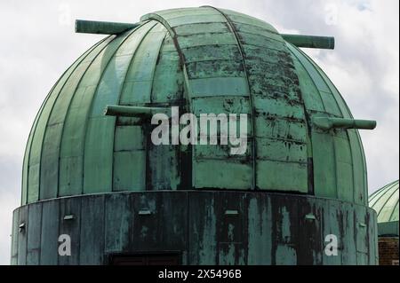 Dômes de télescope en cuivre vert à l'observatoire de Herstmonceux, château de Herstmonceux, East Sussex Banque D'Images