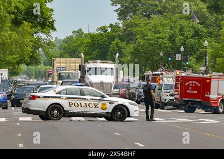 Washington DC, États-Unis - 30 avril 2024 : voiture de patrouille de police utilisée par la division en uniforme des services secrets des États-Unis bloquant la circulation sur une route Banque D'Images