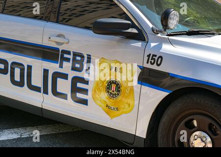 Washington DC, États-Unis - 30 avril 2024 : vue rapprochée de l'insigne sur le côté d'une voiture de patrouille de police utilisée par le FBI Banque D'Images