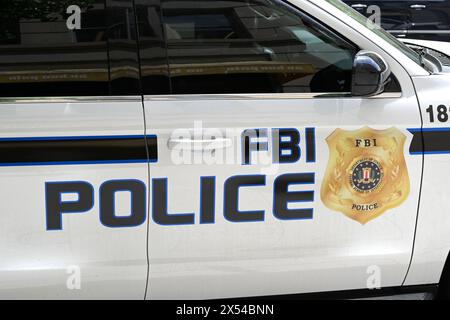 Washington DC, États-Unis - 30 avril 2024 : vue rapprochée de l'insigne sur le côté d'une voiture de patrouille de police utilisée par le FBI. Banque D'Images