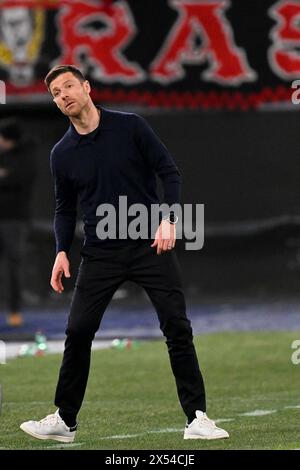 Xabi Alonso, entraîneur-chef du Bayer Leverkusen, réagit lors du match de football de L'Europa League entre AS Roma et Bayer Leverkusen au stade Olimpico à Rome (Italie), le 2 mai 2024. Banque D'Images