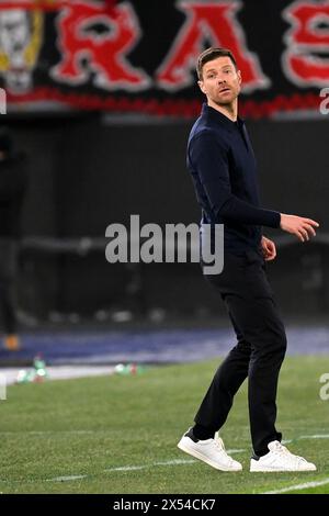 Xabi Alonso, entraîneur-chef du Bayer Leverkusen, réagit lors du match de football de L'Europa League entre AS Roma et Bayer Leverkusen au stade Olimpico à Rome (Italie), le 2 mai 2024. Banque D'Images