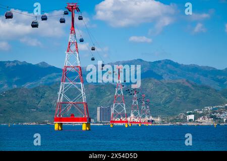 Téléphérique aérien au-dessus de l'océan à Nha Trang, Vietnam. Île de Vinepearl avec parcs d'attractions. Banque D'Images