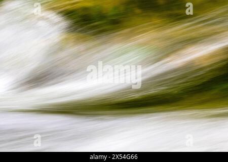 Une vitesse d'obturation lente ajoute du flou à une photographie d'eau courante dans un cours d'eau (Royaume-Uni) Banque D'Images