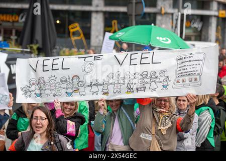 Anvers, Belgique. 07 mai 2024. Les gens assistent à une manifestation pour protester contre les recommandations du rapport de la "Commissie der Wijzen", organisée par les syndicats de l'éducation ACOD Education, COC et VSOA Education, à Anvers, mardi 07 mai 2024. Au nom du gouvernement flamand, la Commissie der Wjzen a élaboré soixante-dix propositions pour la professionnalisation de la profession enseignante. Les syndicats de l'éducation agissent aujourd'hui contre les recommandations du rapport. Crédit : Belga News Agency/Alamy Live News Banque D'Images