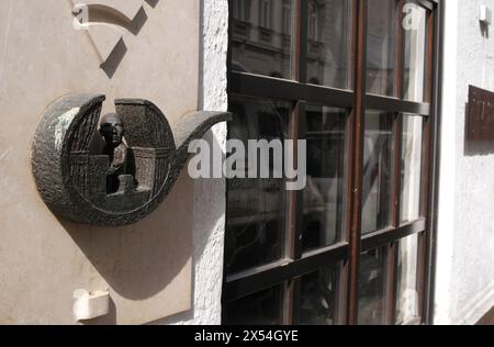 Rezso Seress, une mini statue en bronze du sculpteur ukrainien hongrois Mihaly Kolodko, rue Akacfa, Budapest, Hongrie Banque D'Images