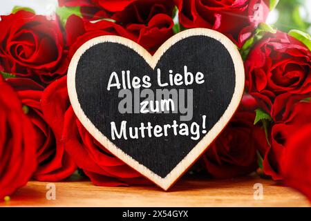 7 mai 2024 : Rote Rosen mit einem Schild in Herzform mit Aufschrift : Alles Liebe zum Muttertag FOTOMONTAGE Banque D'Images