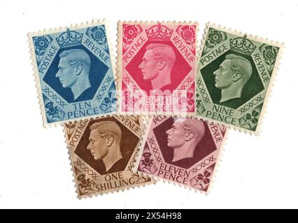 Montage de timbres-poste du roi George VI de la menthe de Grande-Bretagne sur fond blanc. Banque D'Images