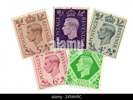 Montage de timbres-poste du roi George VI de la menthe de Grande-Bretagne sur fond blanc. Banque D'Images