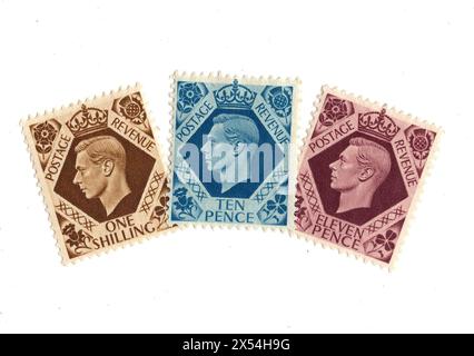 Montage de timbres-poste du roi George VI de la menthe de Grande-Bretagne sur fond blanc. Banque D'Images