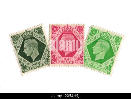 Montage de timbres-poste du roi George VI de la menthe de Grande-Bretagne sur fond blanc. Banque D'Images