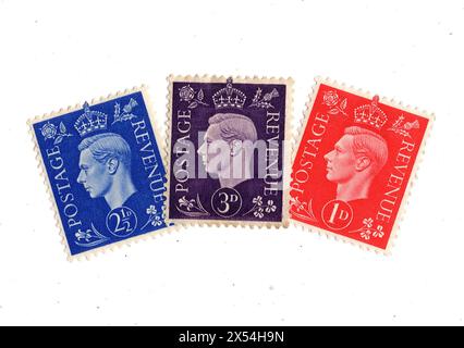 Montage de timbres-poste du roi George VI de la menthe de Grande-Bretagne sur fond blanc. Banque D'Images