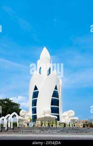 Tram Huong Tower la tour Lotus, qui est situé dans le centre de la ville, est considéré comme le symbole de la ville de Nha Trang. Photo de voyage, personne-4 avril, Banque D'Images