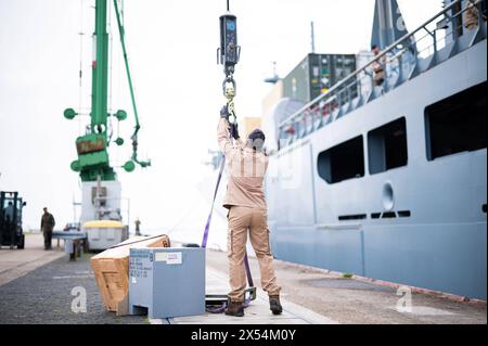 07.05.2024 - Boris Pistorius SPD beim Marinestützpunkt in Wilhelmshaven : Der Bundesverteidigungsminister verabschiedet am Marine Stützpunkt Wilhelmshaven die Besatzung des Einsatzgruppenversorgers EGV FGS Frankfurt am main, flotte A1412. SIE ziehen mit der Fregatte Baden-Württemberg in den Einsatz Indo-Pazifik, BEI dem die Deutsche Luftwaffe und Deutsche Marine beteiligt sind. IM Bild : Vorbereitung, Fracht, Transportmittel werden auf das Schiff befördert. , Wilhelmshaven Niedersachsen Deutschland Marine Stützpunkt *** 07 05 2024 Boris Pistorius SPD à la base navale de Wilhelmshaven le Federa Banque D'Images