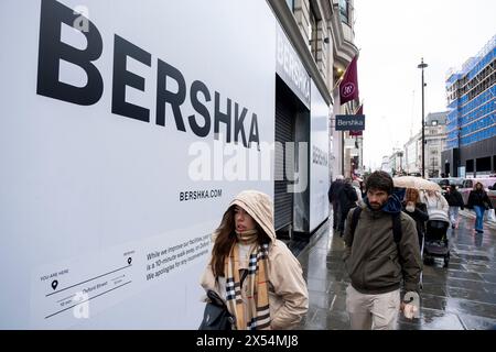 Jour férié lundi la pluie ne décourage pas les nombreux acheteurs et visiteurs sur Oxford Street qui bravent le mauvais temps en passant devant le nouveau magasin Bershka qui est actuellement en rénovation le 6 mai 2024 à Londres, Royaume-Uni. Oxford Street est un grand centre commercial dans le West End de la capitale et est la rue commerçante la plus fréquentée d'Europe avec environ un demi-million de visiteurs quotidiens dans ses quelque 300 magasins, dont la majorité sont des magasins de mode et de vêtements de grande rue. Banque D'Images