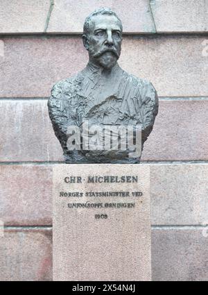 Buste de Christian Michelsen le premier premier ministre de la Norvège indépendante par Per Palle Storm devant le bâtiment du parlement norvégien, Oslo, Norvège Banque D'Images